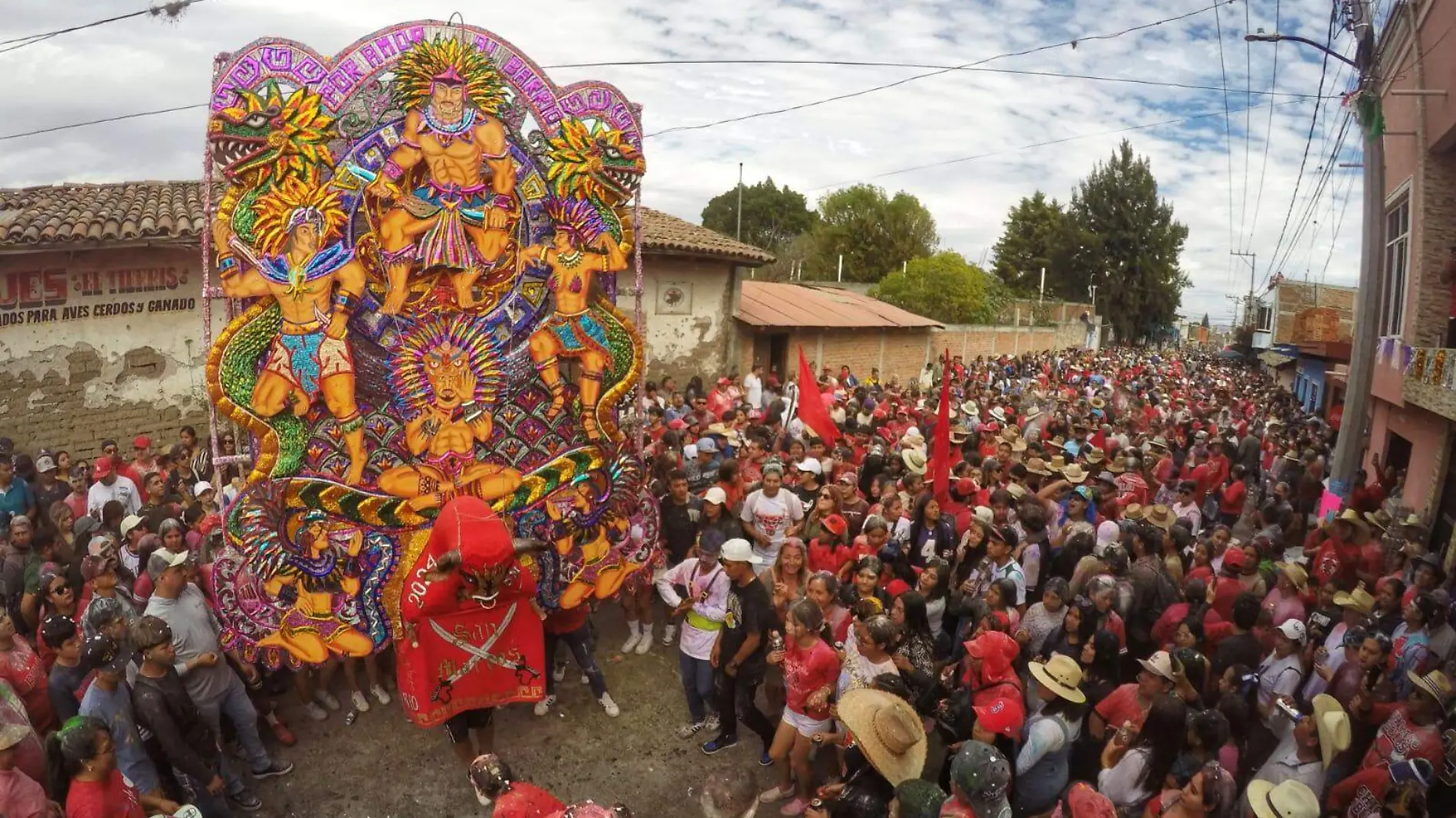 Torito de petate monumental en las calles de Tarímbaro